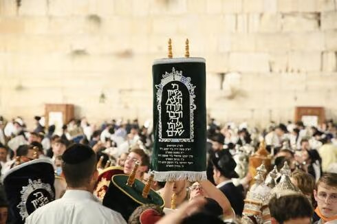 Simhat Torah : le sommet des fêtes ! Du sommet du malheur du 7 octobre au sommet de la joie de la Torah&nbsp;!